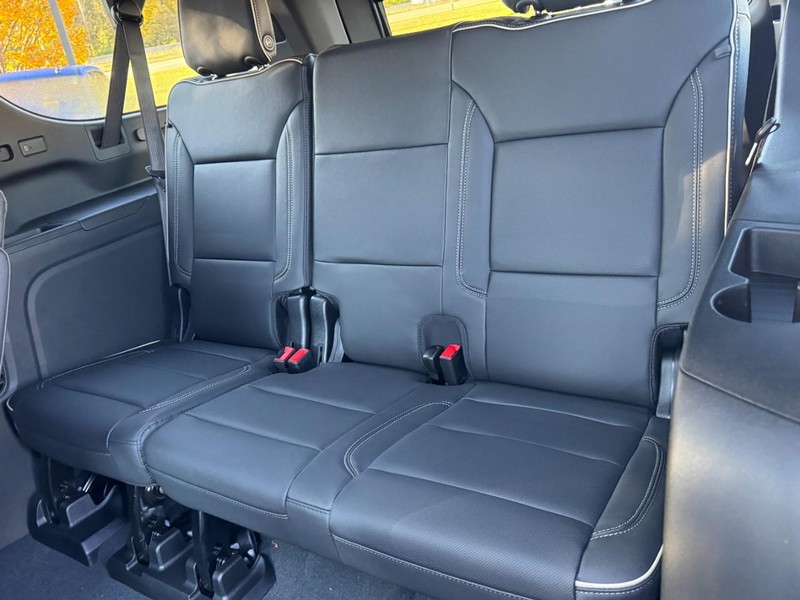 Chevrolet Suburban Vehicle Image 09