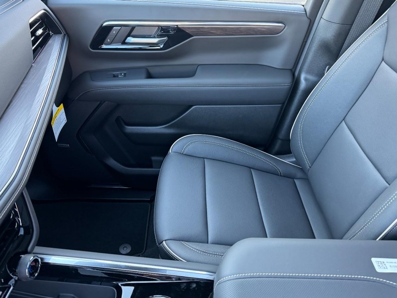 Chevrolet Suburban Vehicle Image 10