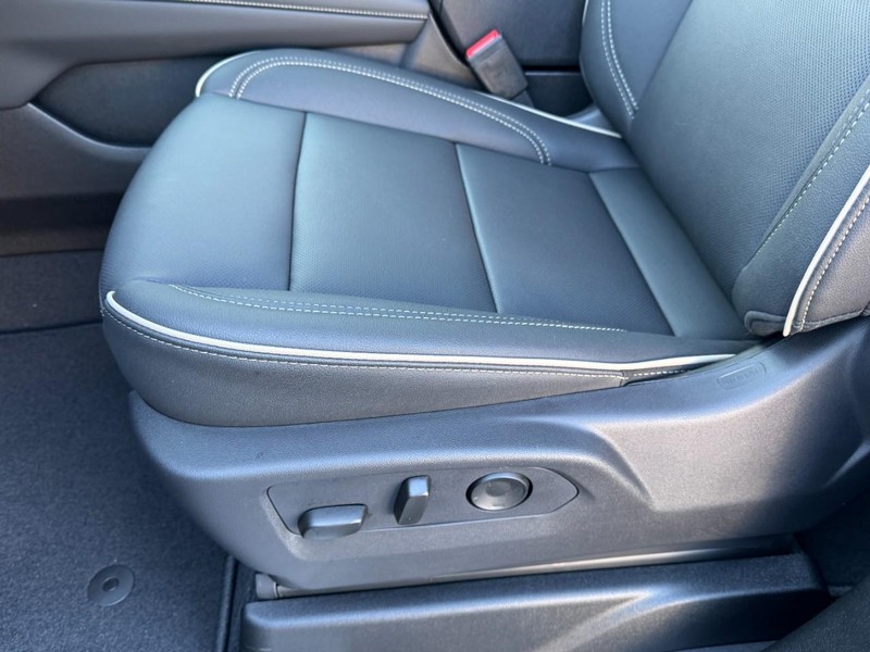 Chevrolet Suburban Vehicle Image 11