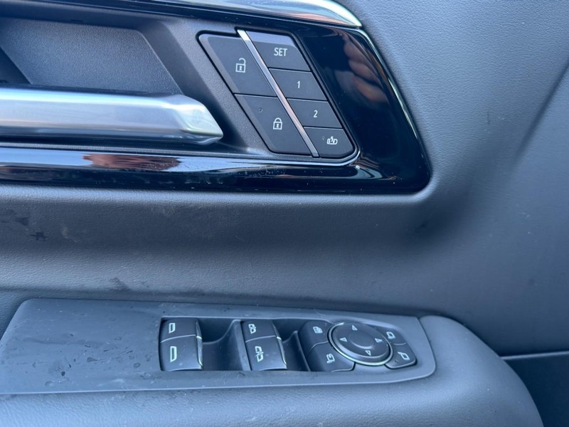 Chevrolet Suburban Vehicle Image 12