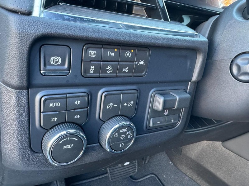 Chevrolet Suburban Vehicle Image 13