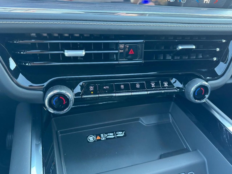 Chevrolet Suburban Vehicle Image 16