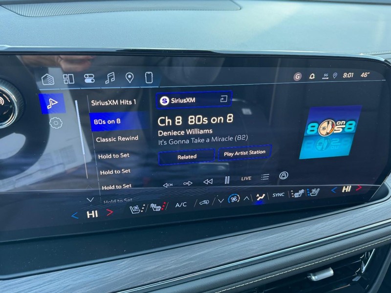 Chevrolet Suburban Vehicle Image 17