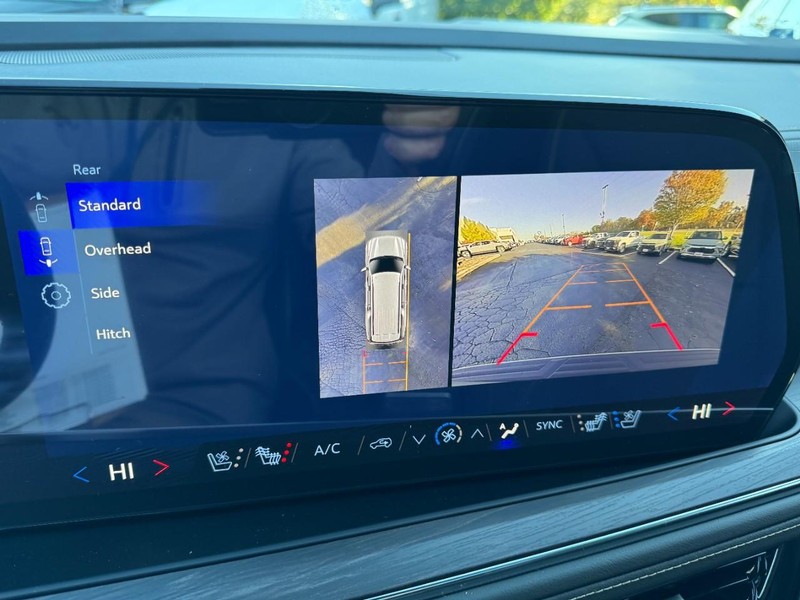 Chevrolet Suburban Vehicle Image 19