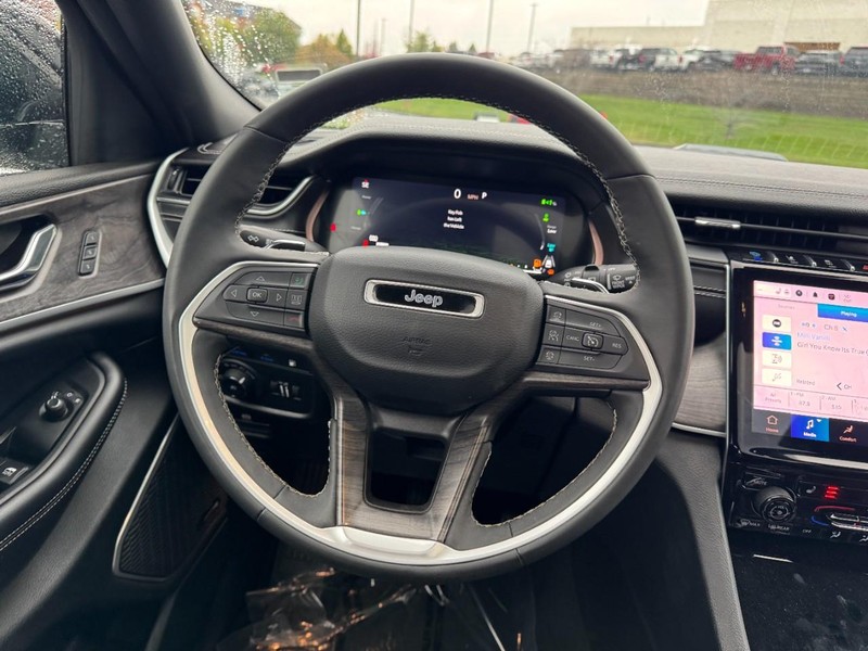 Jeep Grand Cherokee 4xe Vehicle Image 13