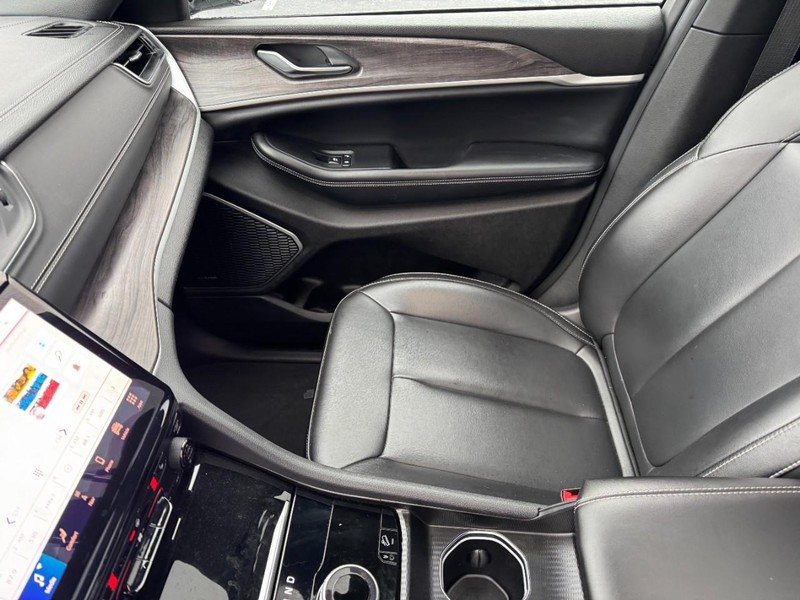 Jeep Grand Cherokee 4xe Vehicle Image 14