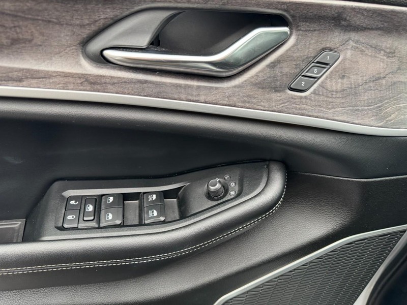 Jeep Grand Cherokee 4xe Vehicle Image 16