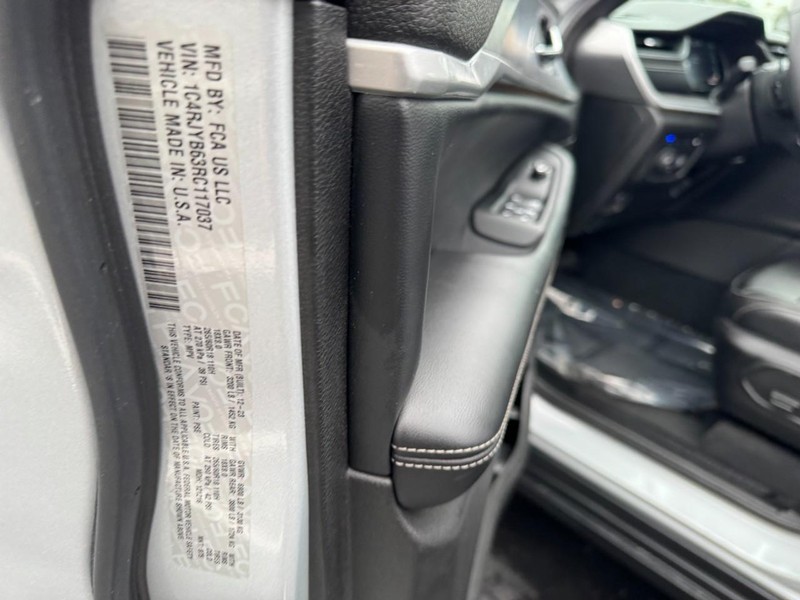 Jeep Grand Cherokee 4xe Vehicle Image 25