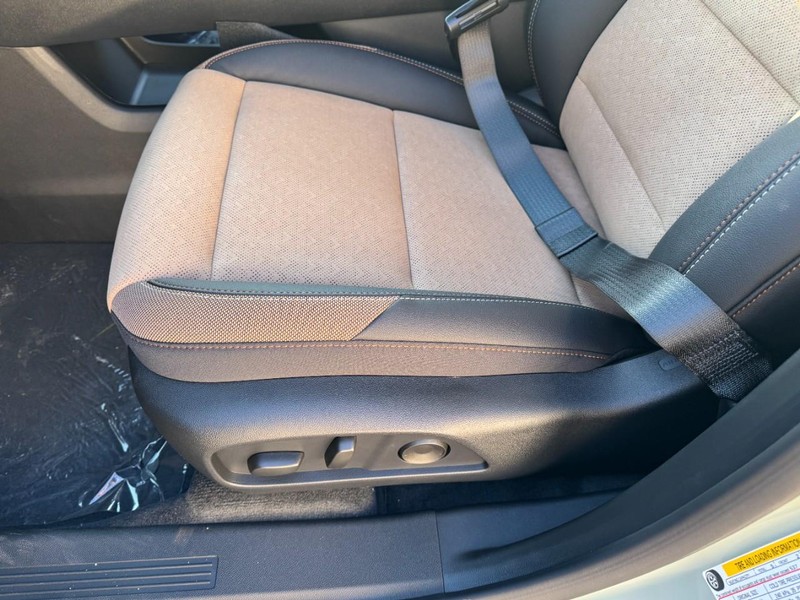 Chevrolet Equinox Vehicle Image 09