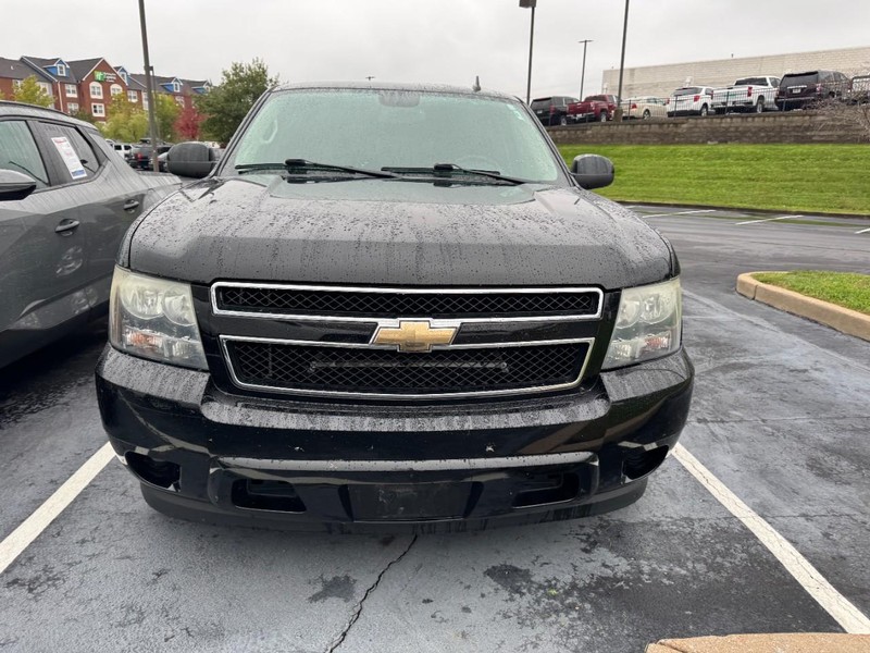 Chevrolet Suburban Vehicle Image 03