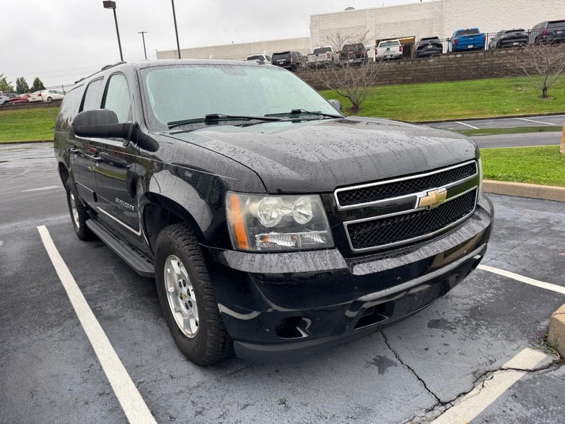Chevrolet Suburban Vehicle Image 04