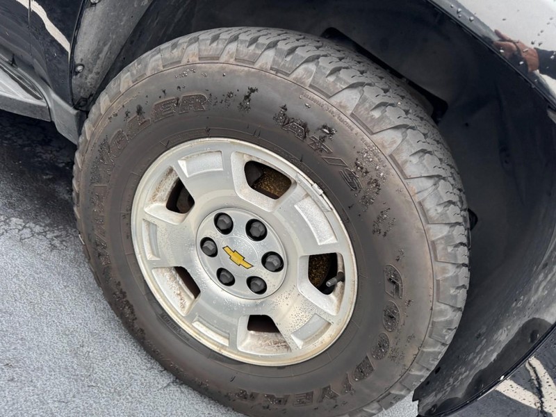 Chevrolet Suburban Vehicle Image 05