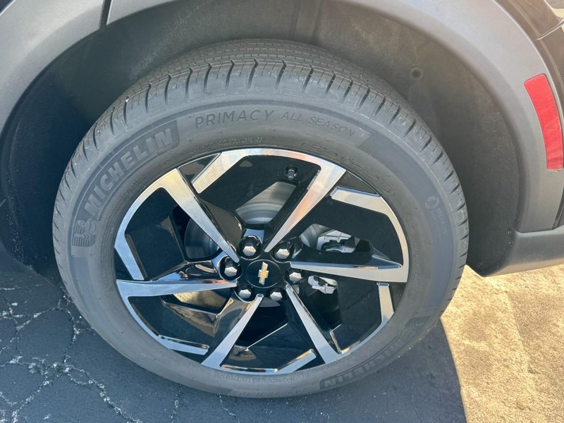 Chevrolet Equinox EV Vehicle Image 06