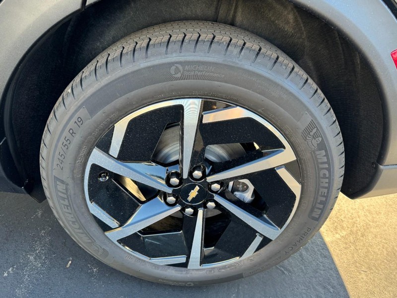 Chevrolet Equinox EV Vehicle Image 06