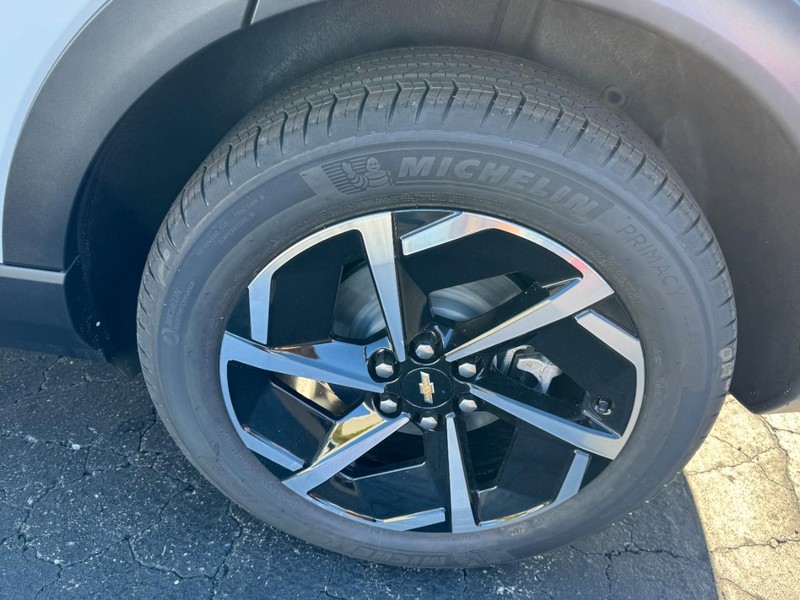 Chevrolet Equinox EV Vehicle Image 06