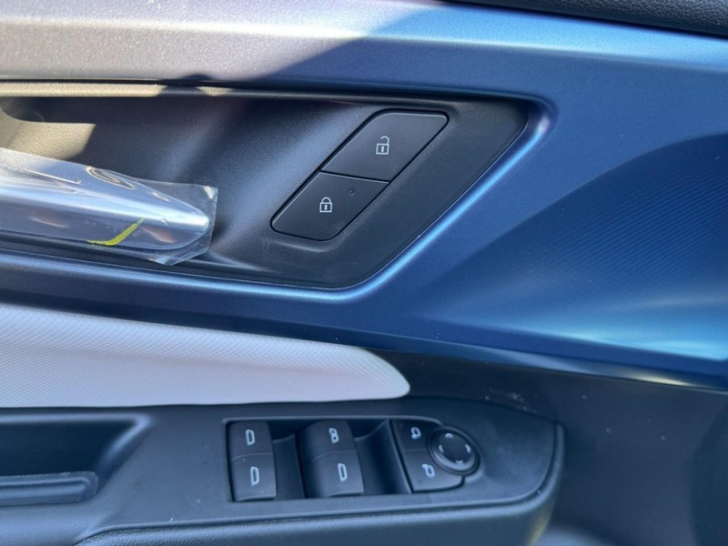 Chevrolet Equinox EV Vehicle Image 09