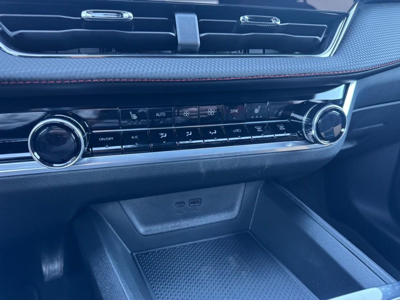 Chevrolet Equinox Vehicle Image 13