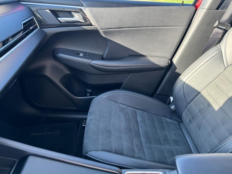 Mitsubishi Outlander Vehicle Image 13