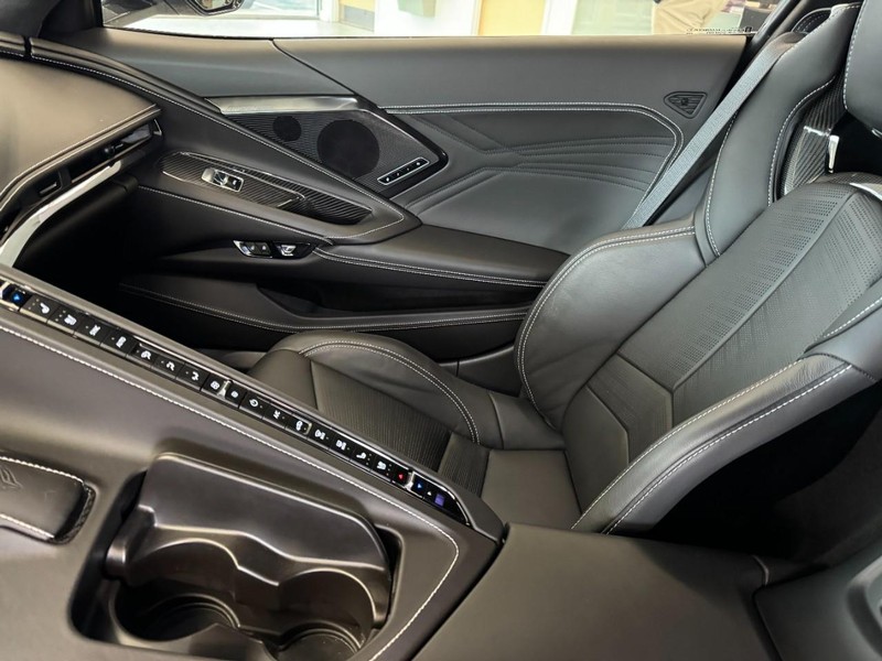 Chevrolet Corvette Vehicle Image 11