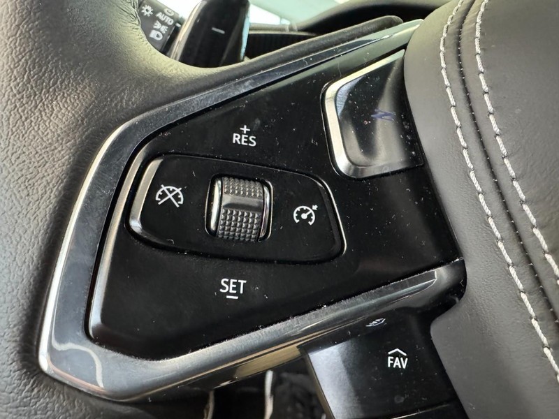 Chevrolet Corvette Vehicle Image 16