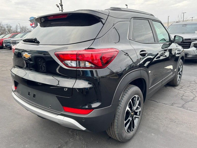 Chevrolet TrailBlazer Vehicle Image 02