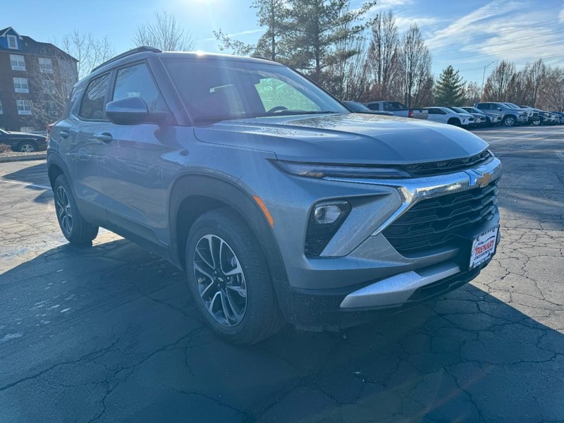 Chevrolet TrailBlazer Vehicle Image 02