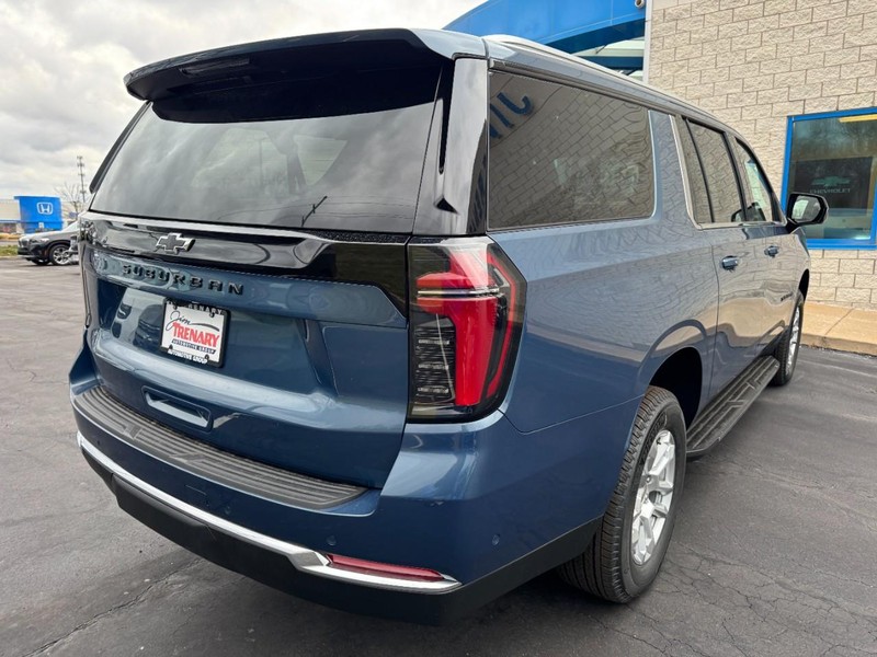 Chevrolet Suburban Vehicle Image 03