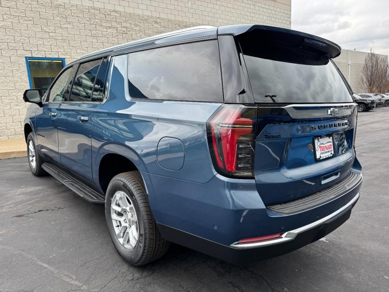 Chevrolet Suburban Vehicle Image 05
