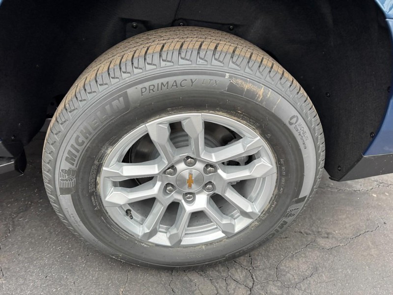 Chevrolet Suburban Vehicle Image 06