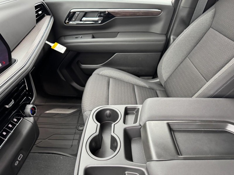 Chevrolet Suburban Vehicle Image 09