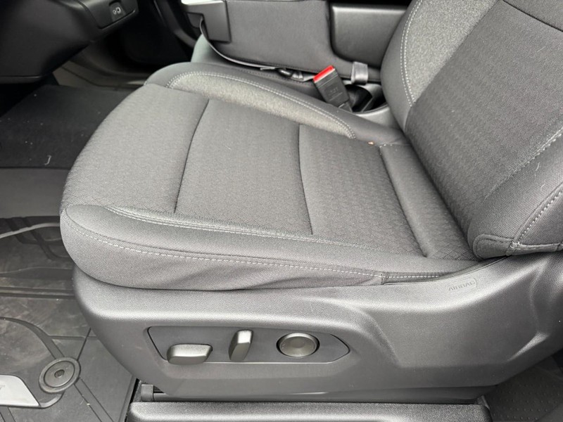 Chevrolet Suburban Vehicle Image 10