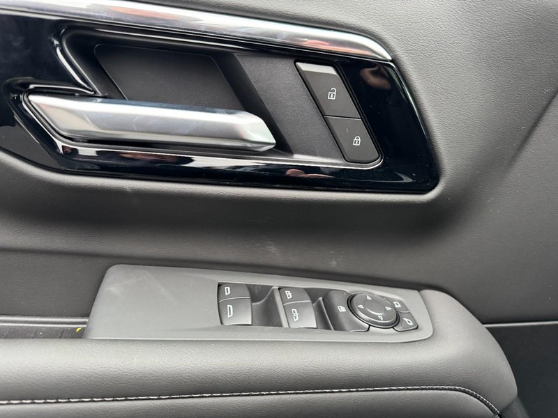 Chevrolet Suburban Vehicle Image 11