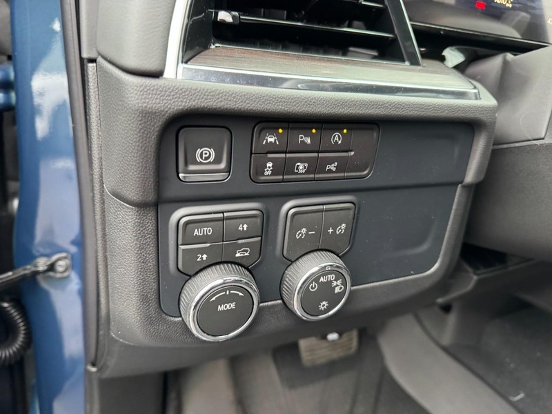 Chevrolet Suburban Vehicle Image 12