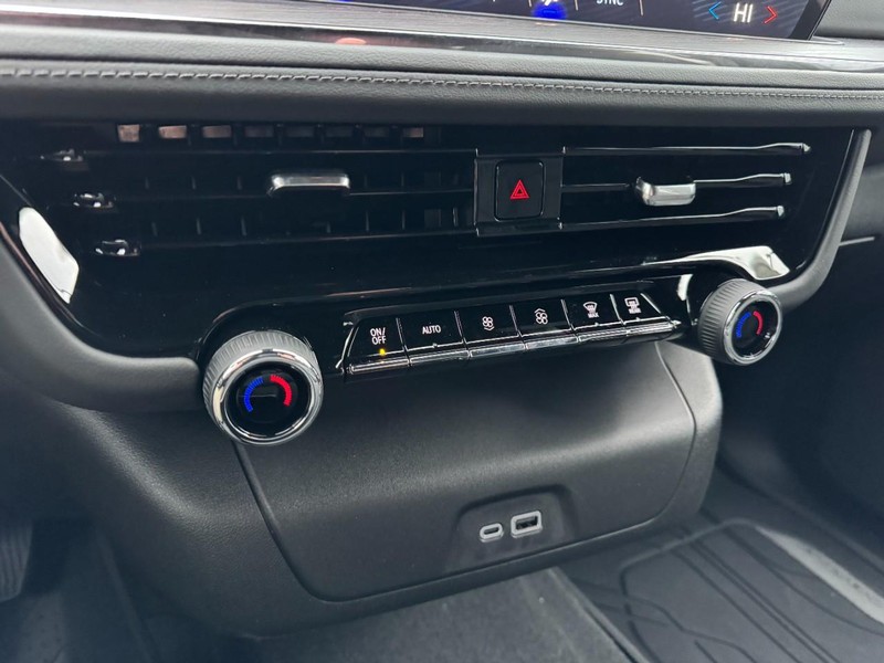 Chevrolet Suburban Vehicle Image 15