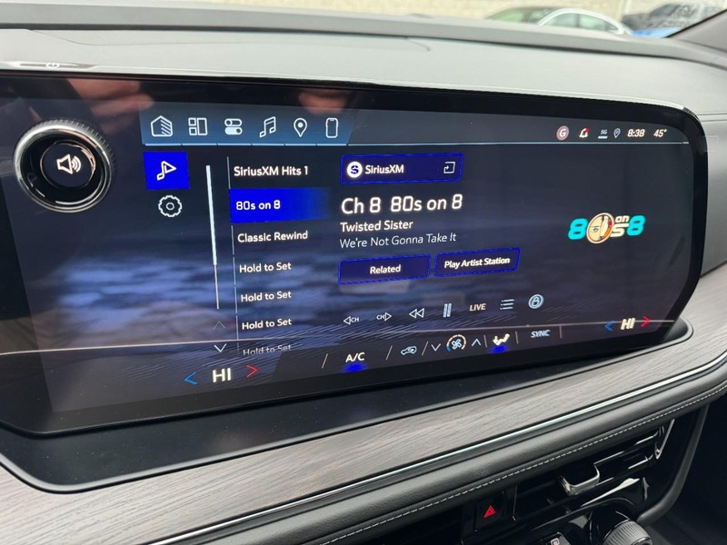 Chevrolet Suburban Vehicle Image 16