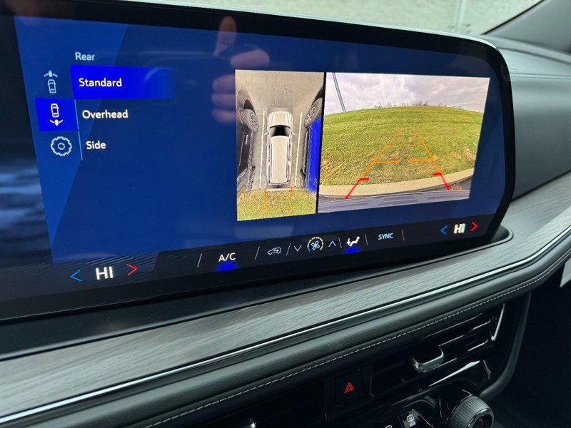 Chevrolet Suburban Vehicle Image 18