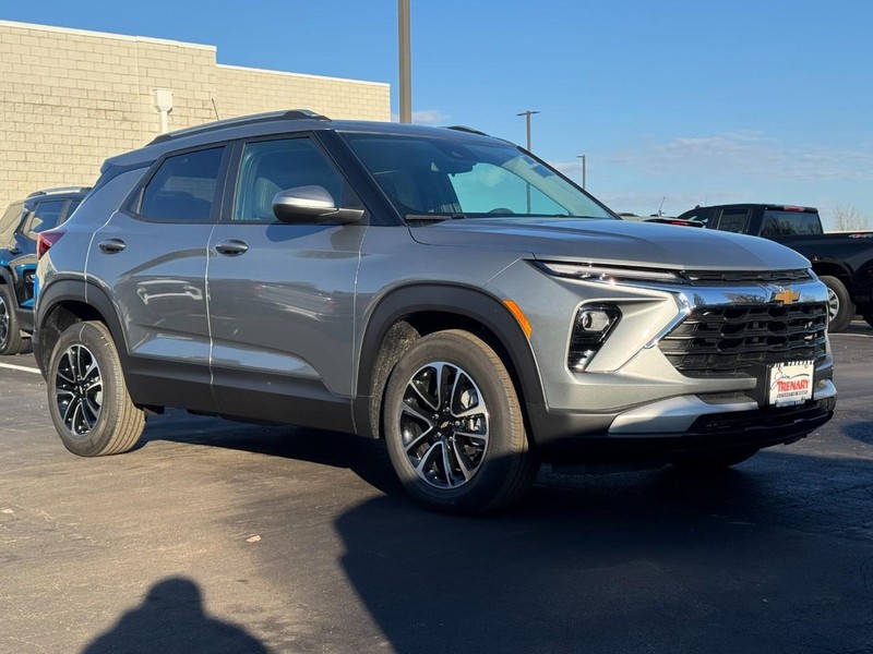 Chevrolet TrailBlazer Vehicle Image 02