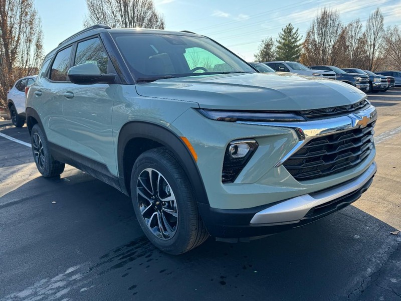 Chevrolet TrailBlazer Vehicle Image 02