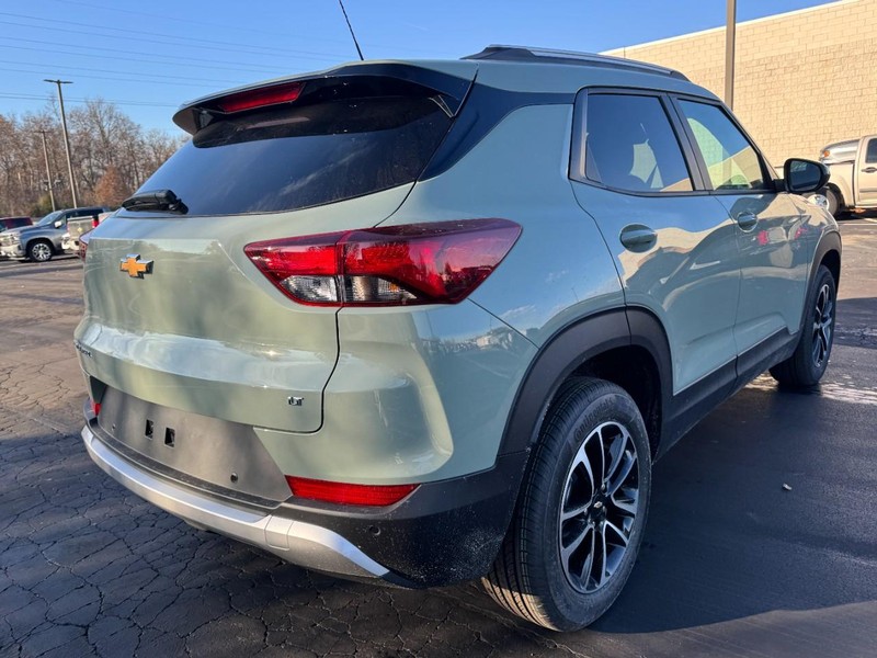 Chevrolet TrailBlazer Vehicle Image 03