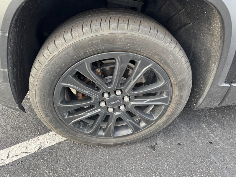 GMC Acadia Vehicle Image 09