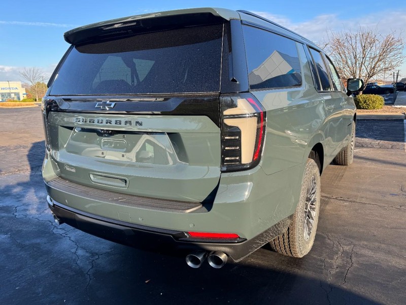 Chevrolet Suburban Vehicle Image 03