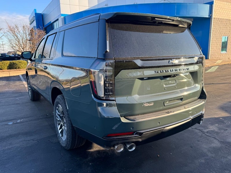 Chevrolet Suburban Vehicle Image 05