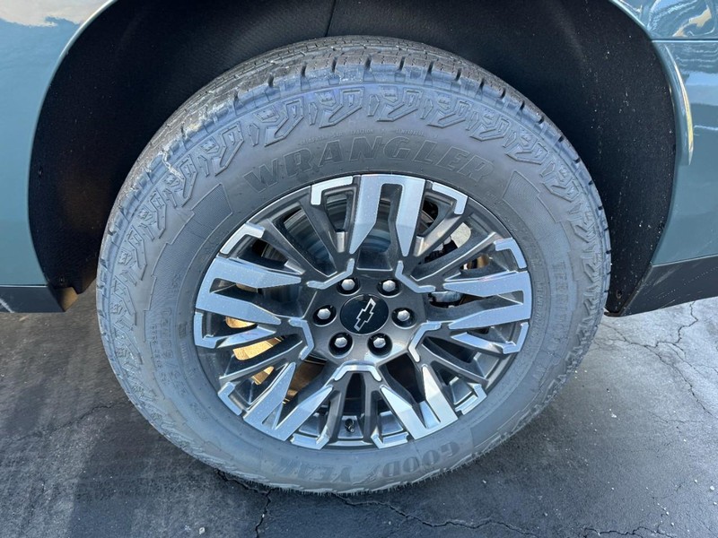 Chevrolet Suburban Vehicle Image 06