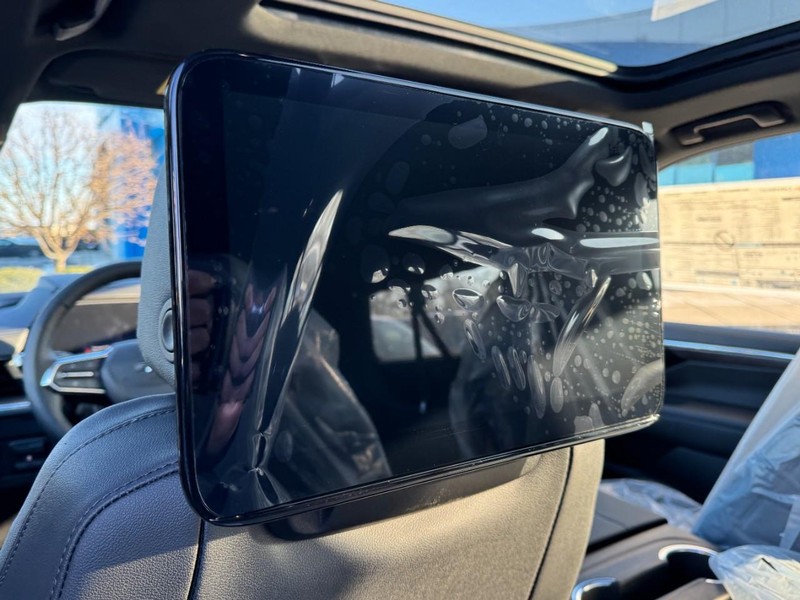 Chevrolet Suburban Vehicle Image 08