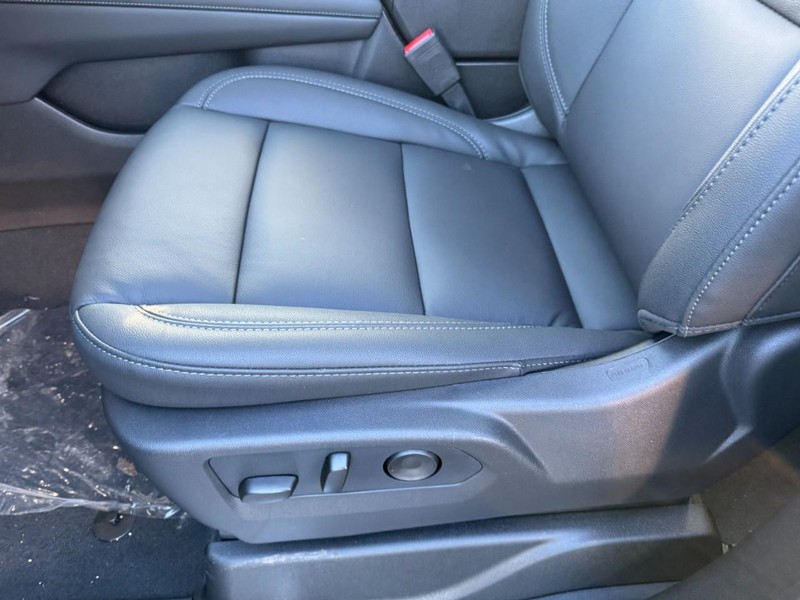 Chevrolet Suburban Vehicle Image 09