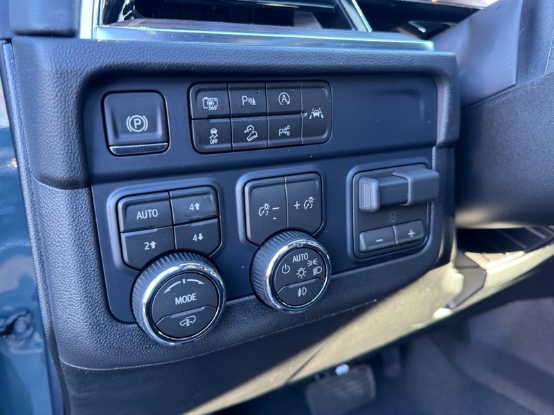 Chevrolet Suburban Vehicle Image 10