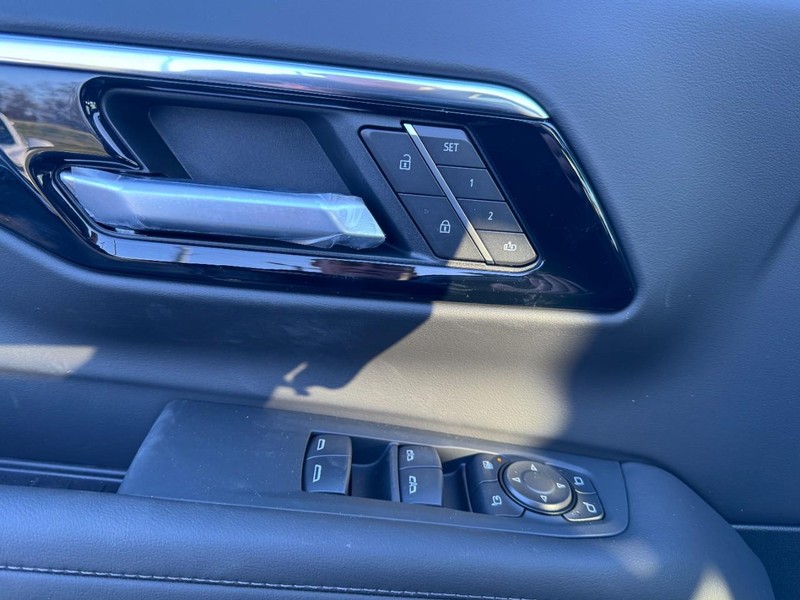 Chevrolet Suburban Vehicle Image 11