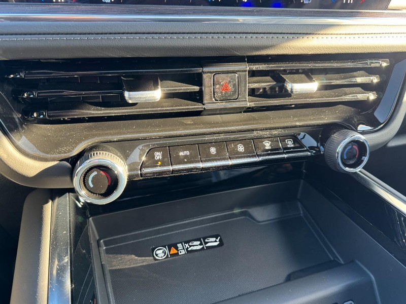 Chevrolet Suburban Vehicle Image 14