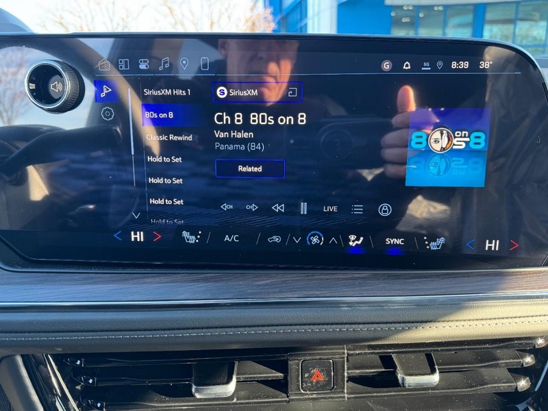 Chevrolet Suburban Vehicle Image 15