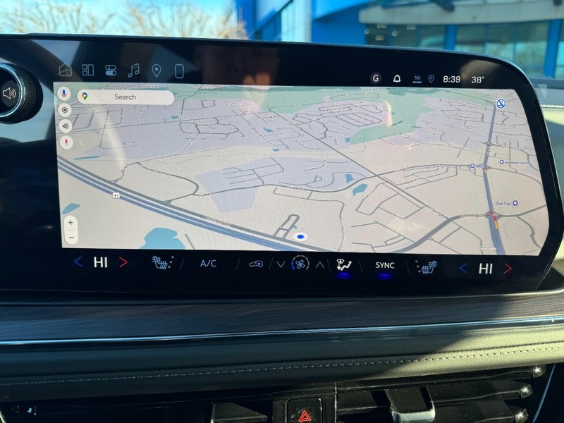 Chevrolet Suburban Vehicle Image 16